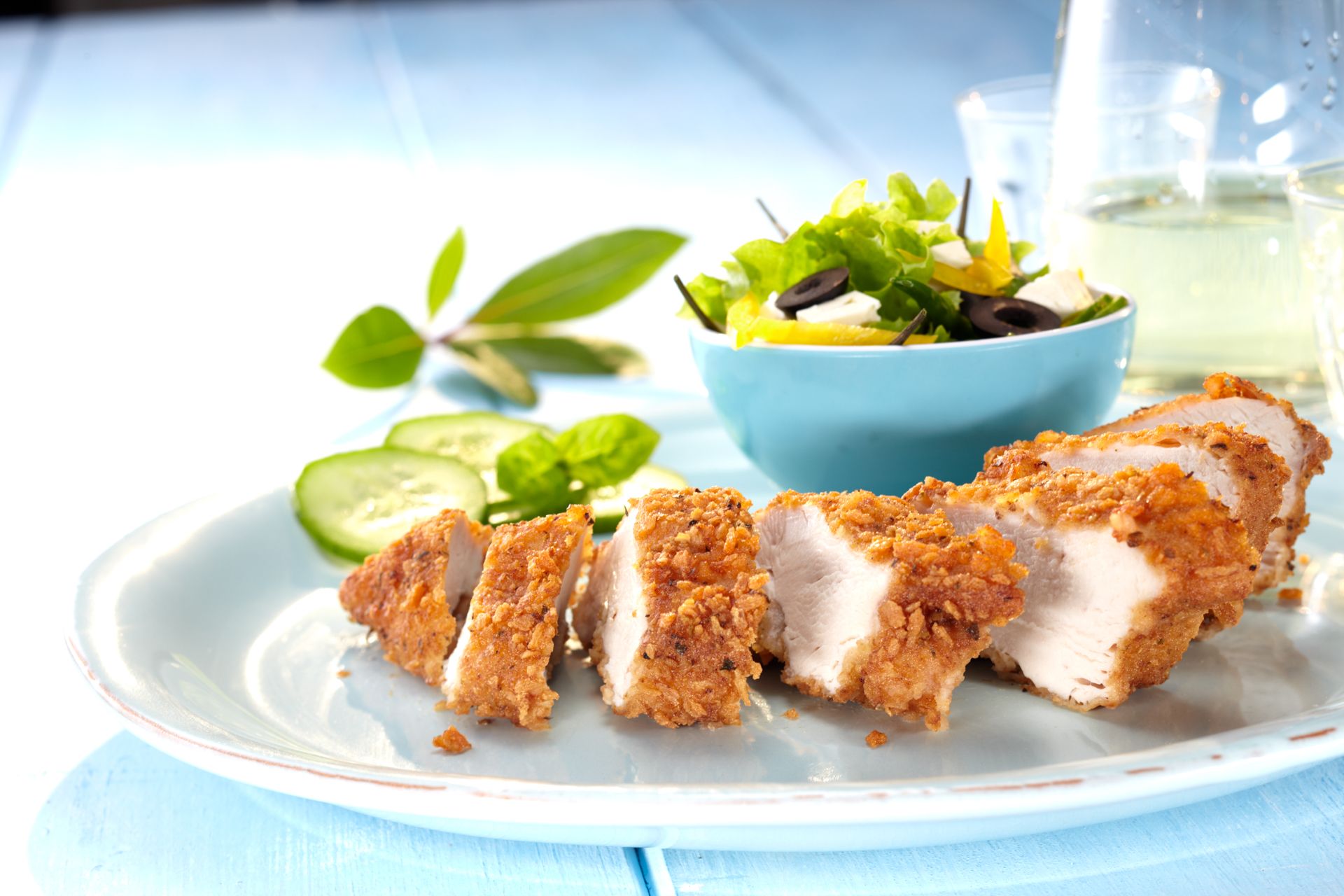 Hähnchen mit einer besonderen, gröberen Panade und einem Salat.